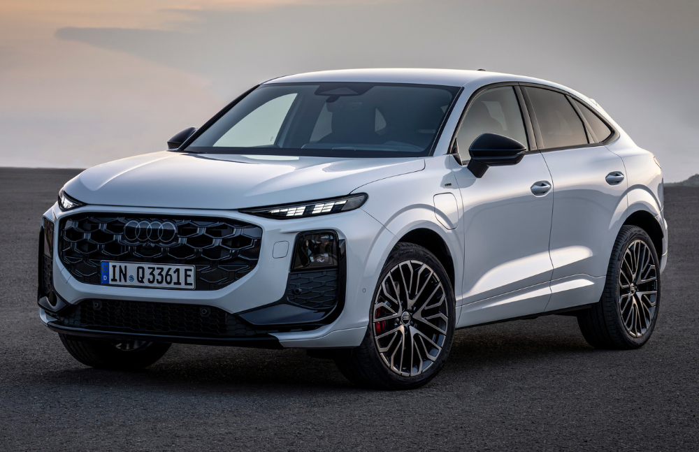 Audi Q3 zadebiutowało w 2011 roku jako najmniejszy SUV marki, stworzony z myślą o kierowcach szukających kompaktowych wymiarów, premium-wykończenia i praktyczności.