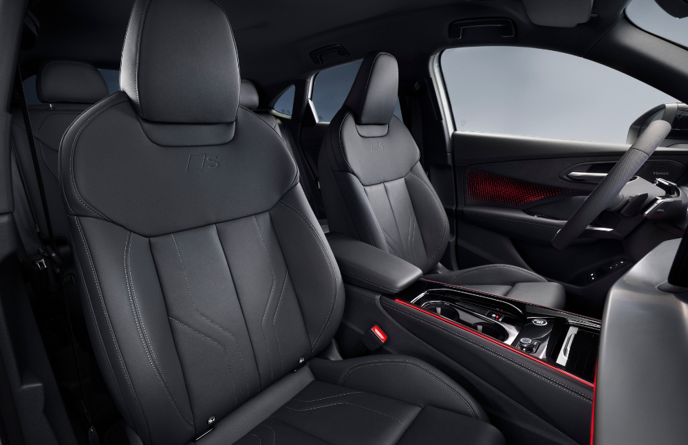 Nowe Audi Q3 prezentuje podejście do cyfryzacji, które nie przytłacza, lecz ułatwia codzienną jazdę. Kabina jest nowoczesna, ale spójna i funkcjonalna